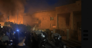 La embajada de Suecia en Irak fue incendiada durante una manifestación organizada por los seguidores de un líder religioso