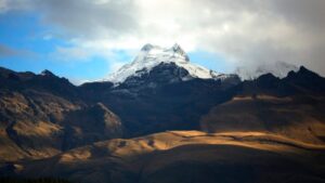 Policía rescata cuerpo de estadounidense que cayó mientras escalaba nevado en Perú