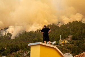 Las autoridades evacúan el municipio de Puntagorda ante el avance del incendio forestal