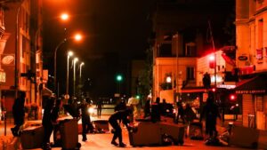 Las 'banlieues', la bomba a contrarreloj le estalla a Macron