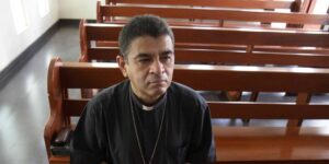 Liberan al obispo nicaragüense Rolando Álvarez que será enviado a Roma