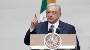 López Obrador ignora orden del ente electoral y oposición lo reta