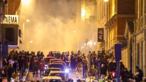 Los disturbios en Francia empiezan a aminorar tras la sexta noche con 157 detenidos