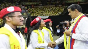 Maduro entrega títulos a más de 4 mil nuevos médicos