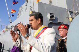 Maduro pide a la Armada estar en "alerta permanente" en defensa de la soberanía