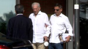 Mario Vargas Llosa recibe el alta tras seis días ingresado por covid-19.
