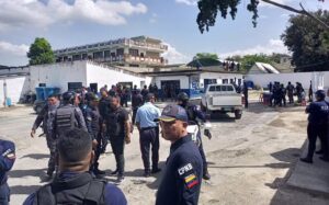 Más de 24 horas secuestrados suman funcionarios policiales en calabozo de Aragua