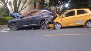 Medellín: taxi habría causado choque múltiple que dejó seis lesionados - Medellín - Colombia