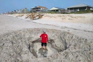 Misterio en Carolina del Norte : Inusual y gigante agujero apareció en una playa