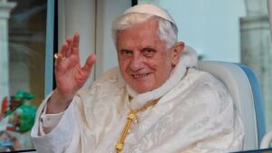Misterioso avión vuela sobre Roma con mensaje que cuestiona renuncia de Benedicto XVI