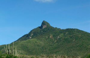 Monumento Natural Cerro Santa Ana vigilante de Paraguaná
