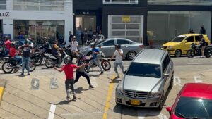 Motociclistas atacan carros de la Alcaldía de Bucaramanga - Santander - Colombia