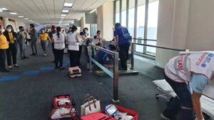 Mujer perdió la pierna tras quedar atascada en la pasarela de un aeropuerto