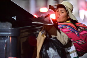 Mujeres recicladoras en Bolivia recogen esperanzas y demandan reconocimiento