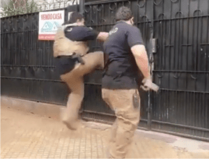 Ni una “patada voladora" sirvió para que estos fuertes agentes abrieran un portón (Video Viral)