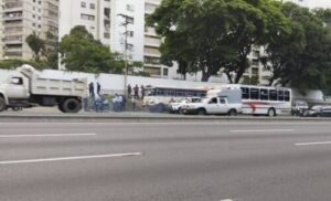 Oficial de PoliMiranda frustra robo dentro de un autobús