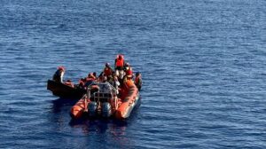 Open Arms rescata en un día a 300 migrantes en el Mediterráneo, y desembarcará el domingo en Brindisi