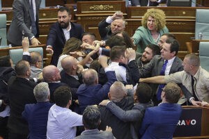 Pelea a golpes en el Parlamento de Kosovo