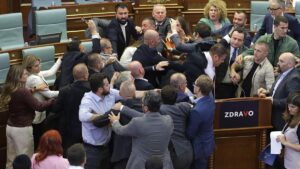 Pelea a puñetazos en el Parlamento de Kosovo entre diputados y ministros