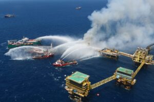 Pemex perdió 450 mil barriles de petróleo tras explosión en plataforma de Campeche: Bloomberg