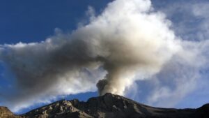 Perú reporta primeras explosiones de cenizas de hasta 5.500 metros de altura en volcán Ubinas
