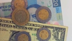 Peso mexicano llega a 16.64 unidades por dólar e impone nuevo récord