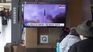 Pionyang dispara dos misiles tras la llegada a Corea del Sur de un submarino estadounidense