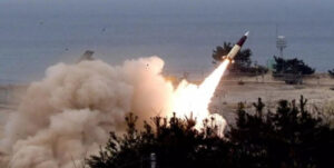 Pionyang lanza dos misiles en respuesta a llegada de submarino