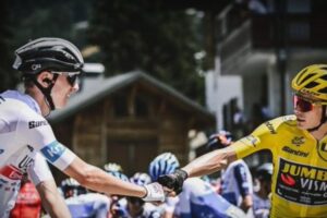 Pogacar le ganó el último pulso a Vingegaard en el Tour de Francia