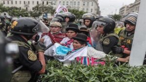 Policía de Perú arrestó a más de 100 manifestantes en Lima - Yvke Mundial