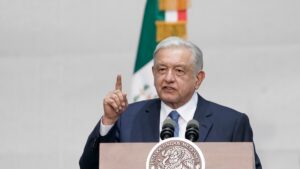 Presidente mexicano arremete contra gobernador de Florida por nueva ley migratoria