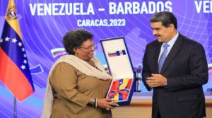 Primera ministra Mia Mottley recibe condecoración Orden Libertadores y Libertadoras - Yvke Mundial