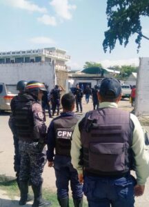 Reclusos secuestraron a cuatro funcionarios policiales de un centro de detención en Aragua