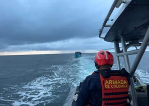 Rescatan a cuatro personas en aguas del pacifico que llevaban 12 horas a la deriva - Otras Ciudades - Colombia