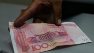 Bolivia ya comercia en yuanes ante la escasez de dólares