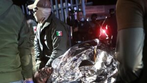 Mueren cinco migrantes y 18 resultan heridos en accidente de tráfico en el sureste de México
