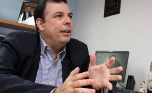 Roberto Enríquez afirma que no participará en debate por viaje al exterior