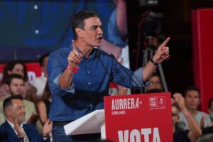 Sánchez acusa a la derecha de estar "instalada en la mentira" mientras el PSOE apunta a la remontada