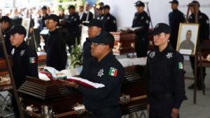 Bombas colocadas por cártel mexicano al costado de un camino matan a 6 policías