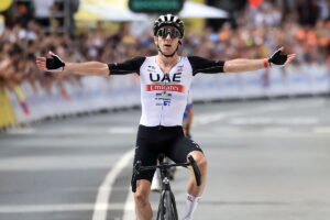 Tour de Francia: Adam Yates se apunta la primera batalla en Bilbao, donde Mas queda fuera de combate