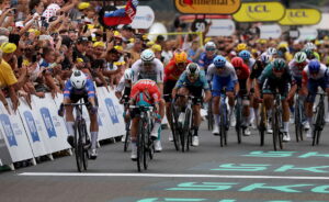 Tour de Francia: Philipsen, en un sprint catico, repite victoria y vuelve a frustrar a Cavendish