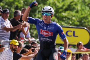 Tour de Francia: Philipsen, protegido por el fabuloso Van der Poel, se anota el primer sprint tras la revisin del VAR