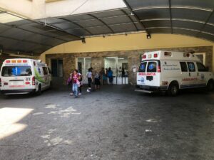 Trasladan a pacientes del Seguro en ambulancias del BRI y el 171