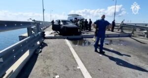 Ucrania reivindicó las explosiones en el puente de Crimea: fue atacado con drones submarinos