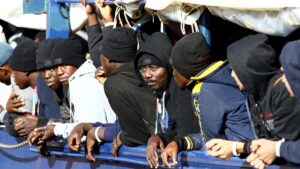 Un barco de rescate salva a casi 200 inmigrantes a la deriva en el Mediterráneo