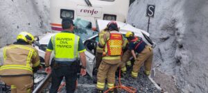 Un fallecido y dos heridos graves al arrollar un tren a un coche en un paso a nivel en Lugo