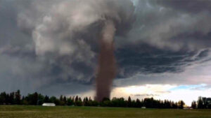 Un gran tornado golpea una localidad de Canadá (Video)