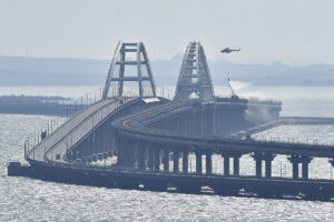 Un nuevo ataque daa el puente de Crimea y corta el trfico a la pennsula ocupada