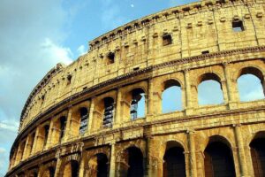 Una segunda joven denunciada por grabar su inicial en una de las paredes del Coliseo de Roma