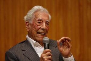 Vargas Llosa recibe alta hospitalaria tras recuperarse del COVID-19